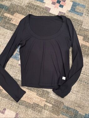 Women’s Black Long Sleeve Scoop Neck Top by Vuori